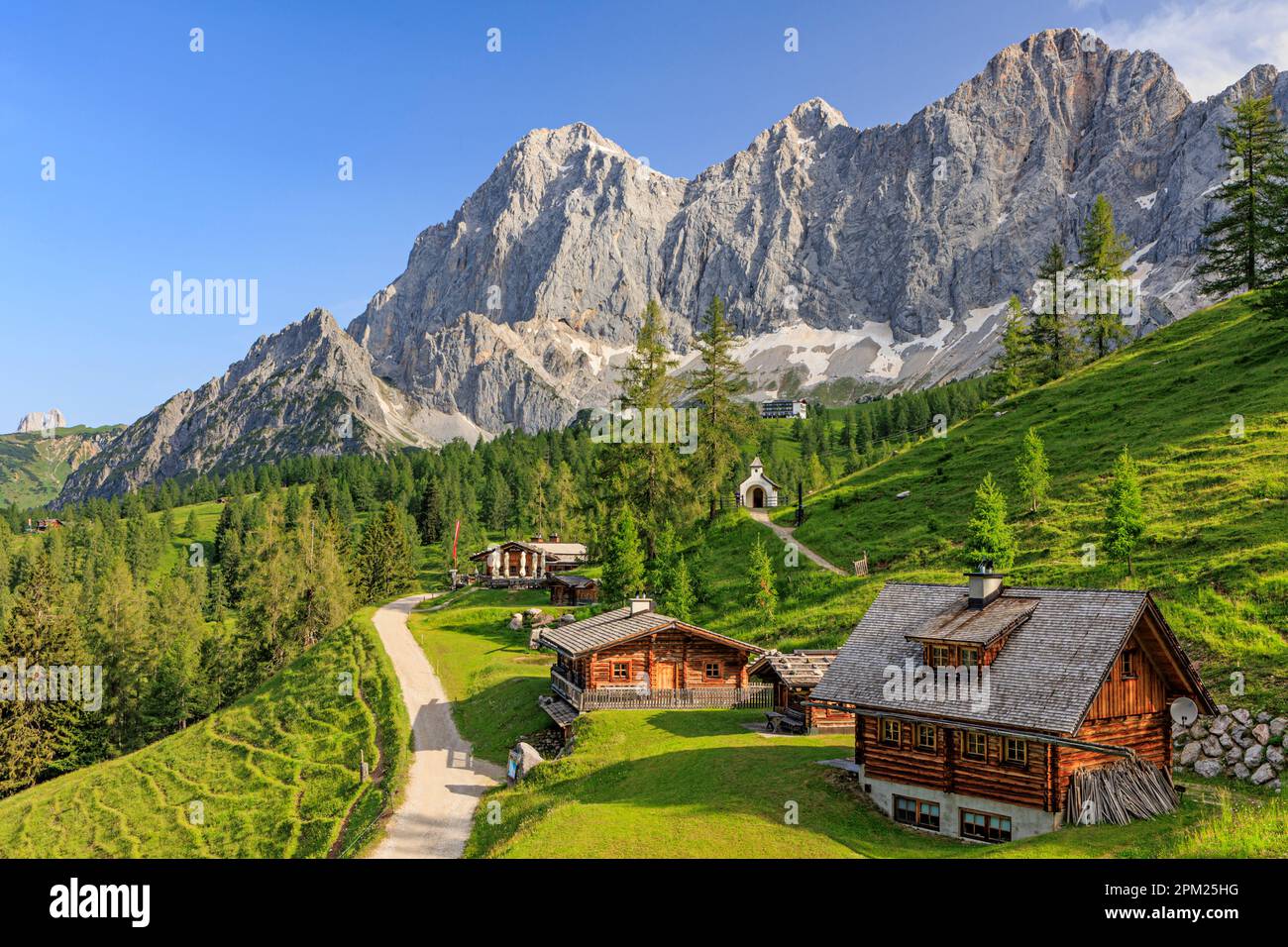 Case in tronchi a Brandalm, in back Hoher Dachstein, Monti Dachstein, Salisburgo, Austria Foto Stock