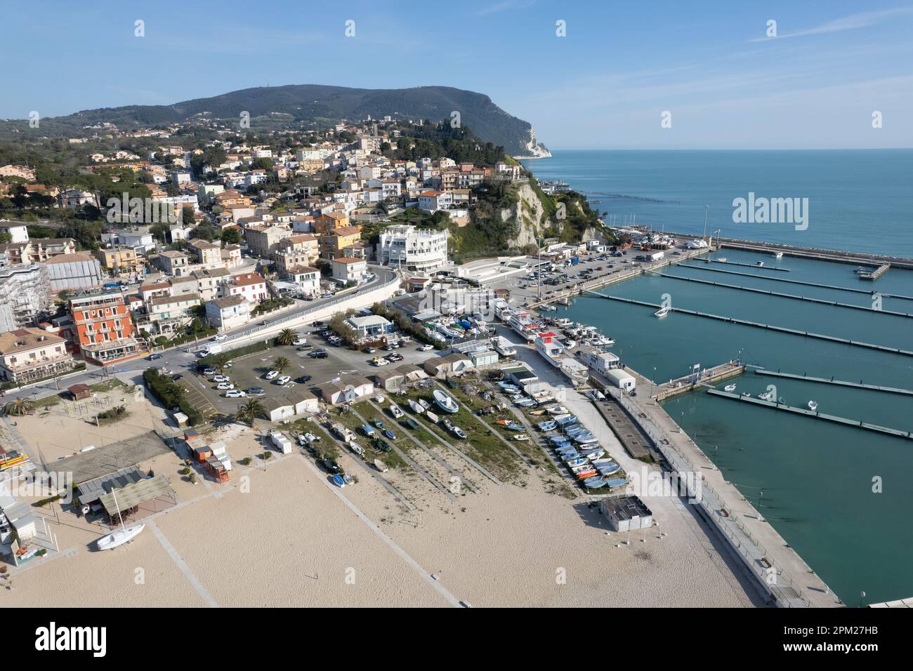 Vista aerea del paese di Numana , Monte Conero, spiaggia del Mare Adriatico nella regione delle Marche, Italia , Europa Foto Stock
