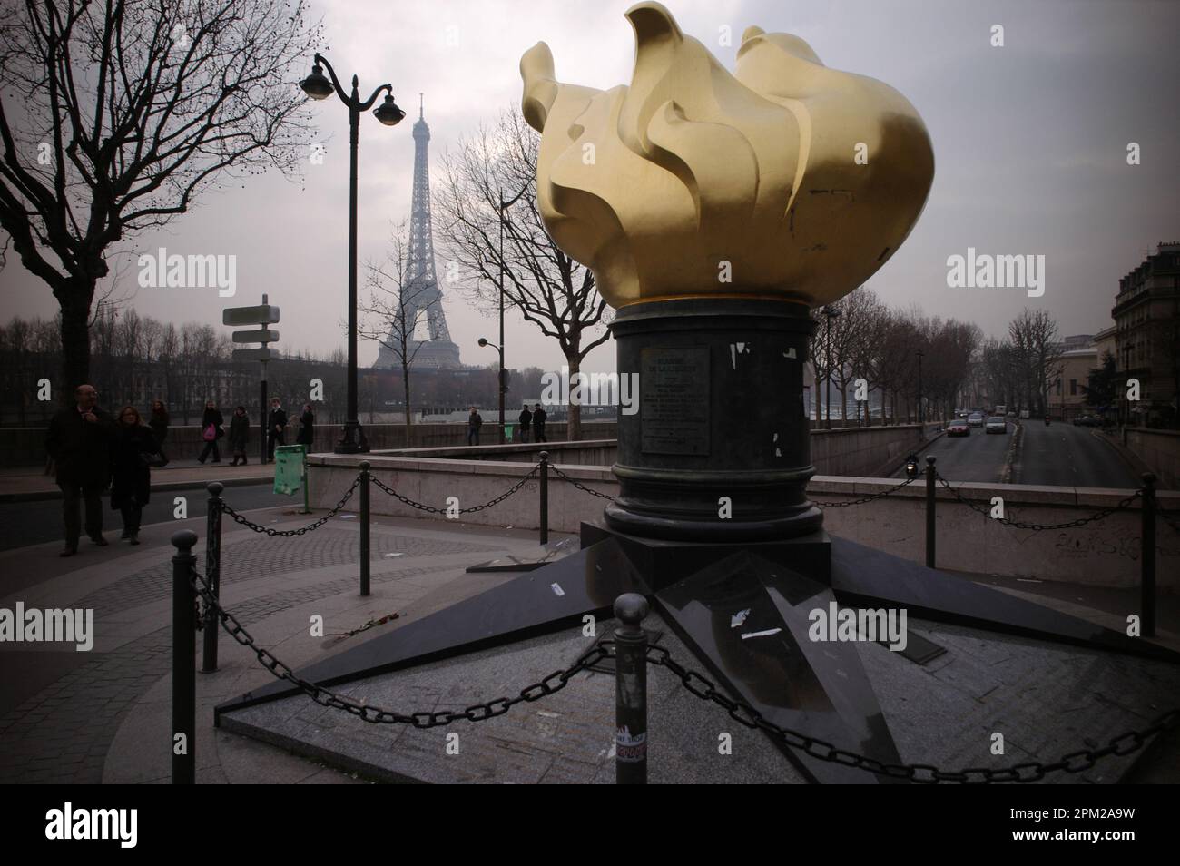 PARIGI - PONT DE L'ALMA 'FLAMME DE LA LIBERTÉ' MEMORIAL E LA TORRE EIFFEL SULLO SFONDO - PRINCIPESSA DIANA SPOT SOUVENIR DELLA SUA AUTO CRASH NEL TUNNEL DI L'ALMA SULLA DESTRA EXPRESS ROAD DELLA SENNA © FOTOGRAFIA : FRÉDÉRIC BEAUMONT Foto Stock