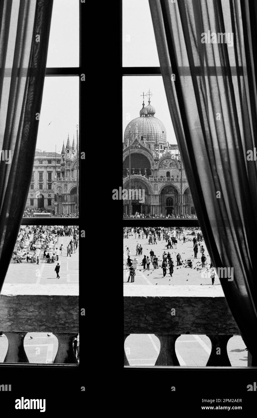 VENEZIA ITALIA - PIAZZA SAN MARCO VISTO DA UNA FINESTRA APPARTAMENTO - IMMAGINE ARGENTO © FOTOGRAFIA: FRÉDÉRIC BEAUMONT Foto Stock