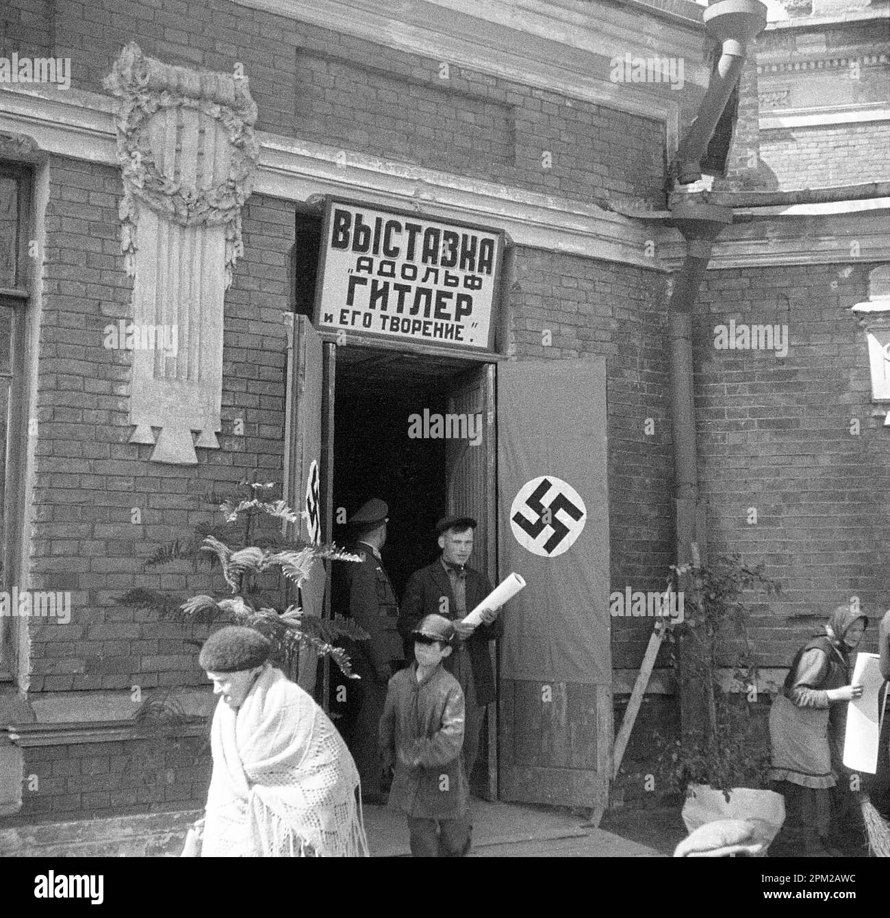 Storica seconda guerra mondiale, 1940s, foto di un membro tedesco della Wehrmacht in Lettonia (riga, Pskov e dintorni)."Mostra Adolf Hitler e la sua creazione" Foto Stock