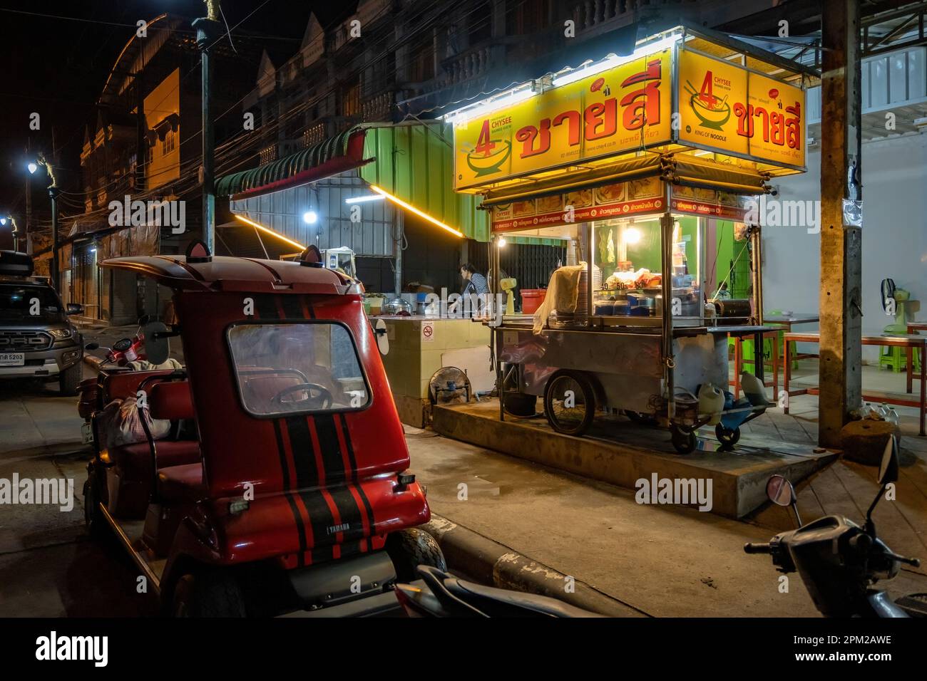 Bancarelle di cibo in un mercato notturno. Uthai Thani, Thailandia. Foto Stock