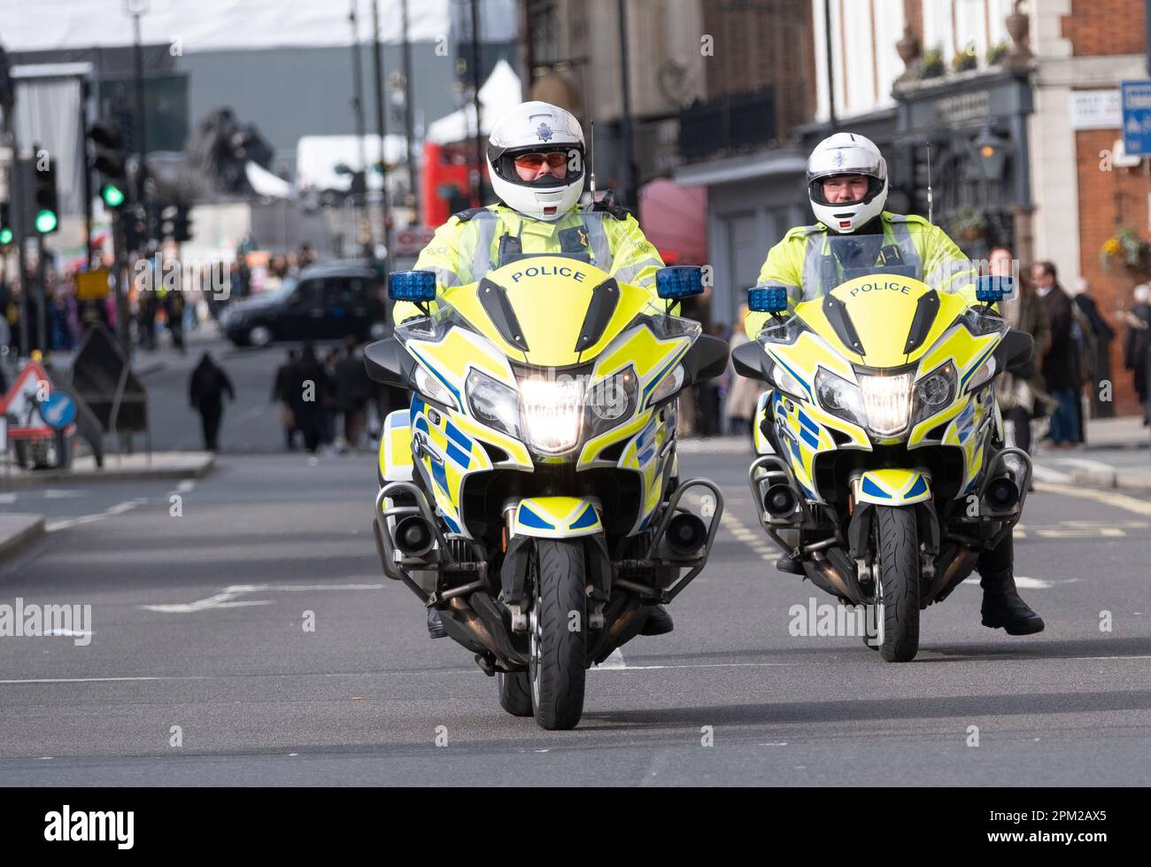 Londra, Regno Unito. 11th marzo 2023. Due motociclette della polizia metropolitana in pattuglia, dirigendosi verso Whitehall nel centro di Londra. Foto Stock