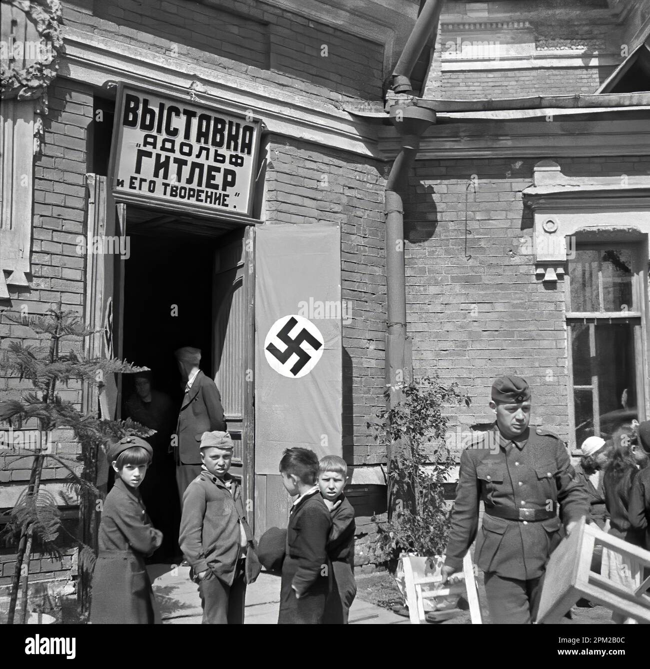 1940s, foto di un membro tedesco della Wehrmacht in Lettonia (riga, Pskov e dintorni)."Mostra Adolf Hitler e la sua creazione". Filtro migliorato. Foto Stock