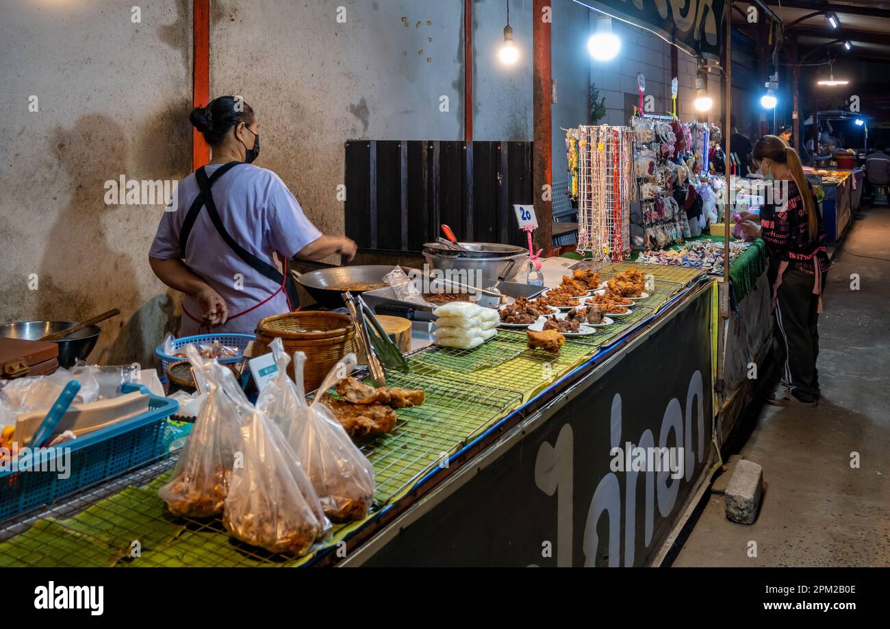 Varietà di Street food serviti in un mercato notturno. Khlong LAN, Thailandia. Foto Stock