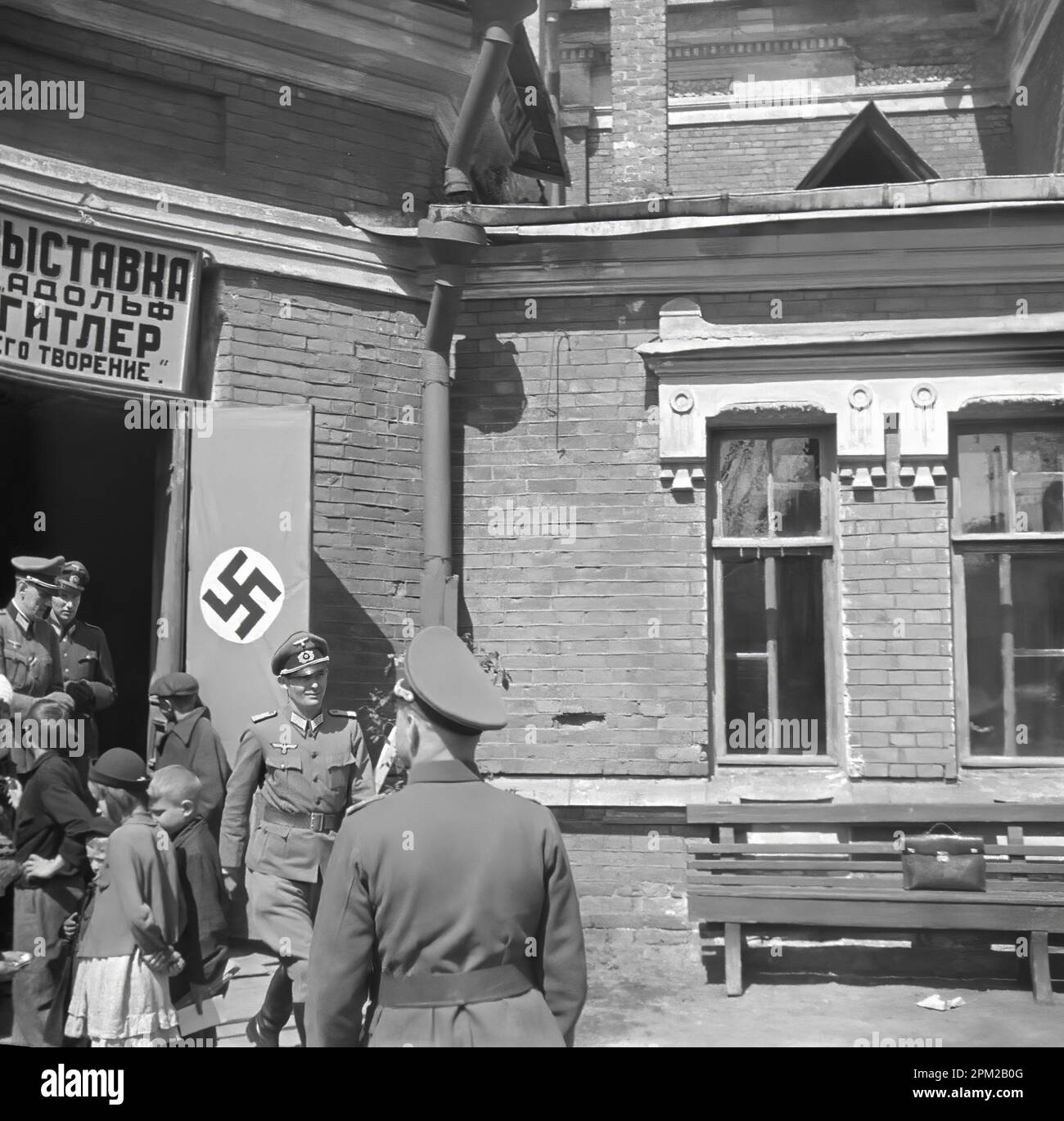 1940s, foto di un membro tedesco della Wehrmacht in Lettonia (riga, Pskov e dintorni)."Mostra Adolf Hitler e la sua creazione". Filtro migliorato. Foto Stock