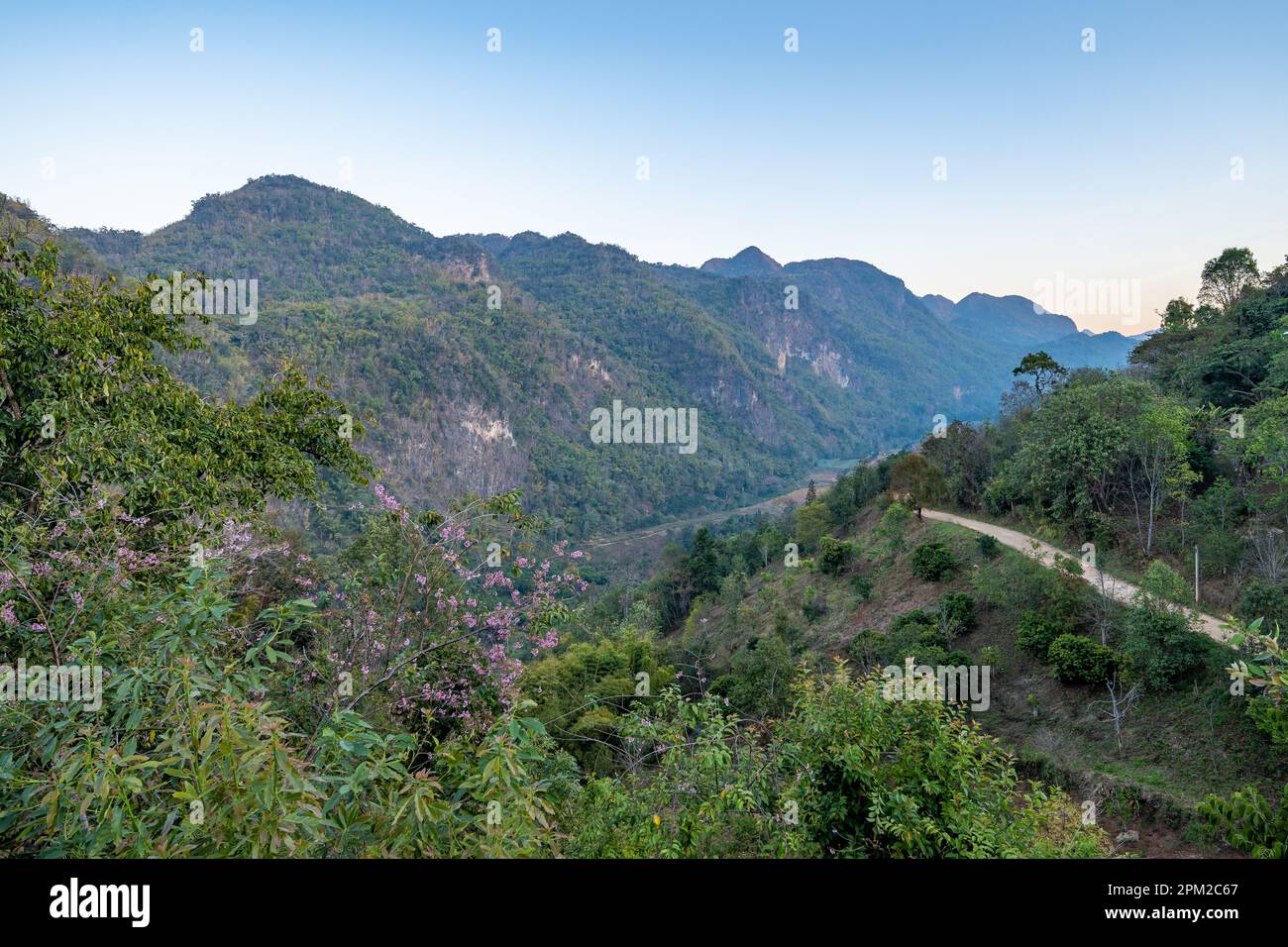 Montagne vicino al confine tailandese - Myanmar. Doi Pha Hom Pok Parco Nazionale, Chiang mai, Thailandia. Foto Stock