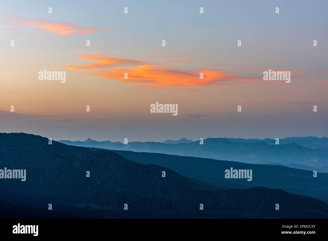 Vista dall'Etna sui monti Nebrodi nella Sicilia settentrionale, subito dopo il tramonto Foto Stock