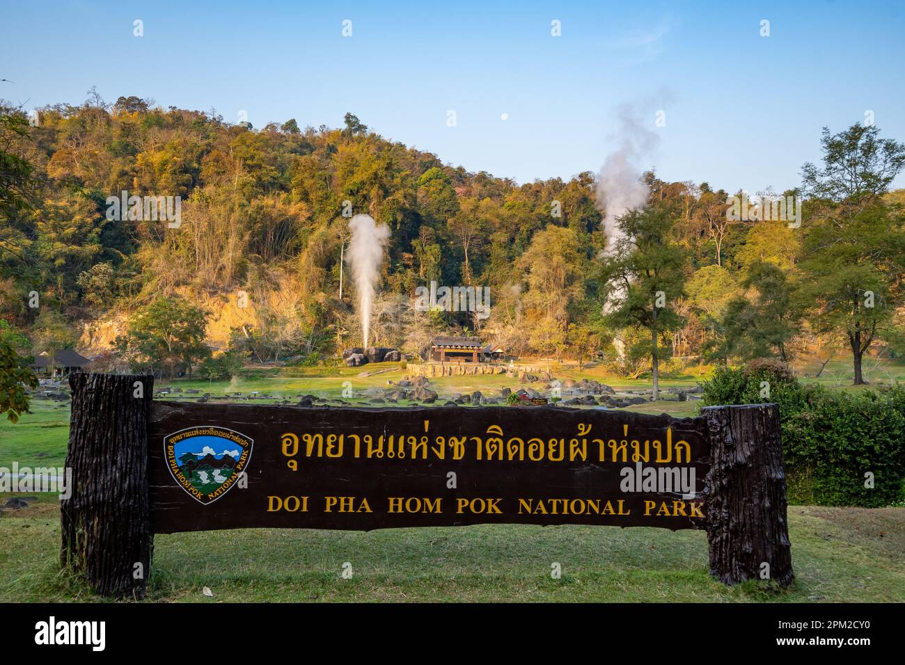Eruzione geyser alla sorgente calda di Fang. Doi Pha Hom Pok Parco Nazionale, Chiang mai, Thailandia. Foto Stock