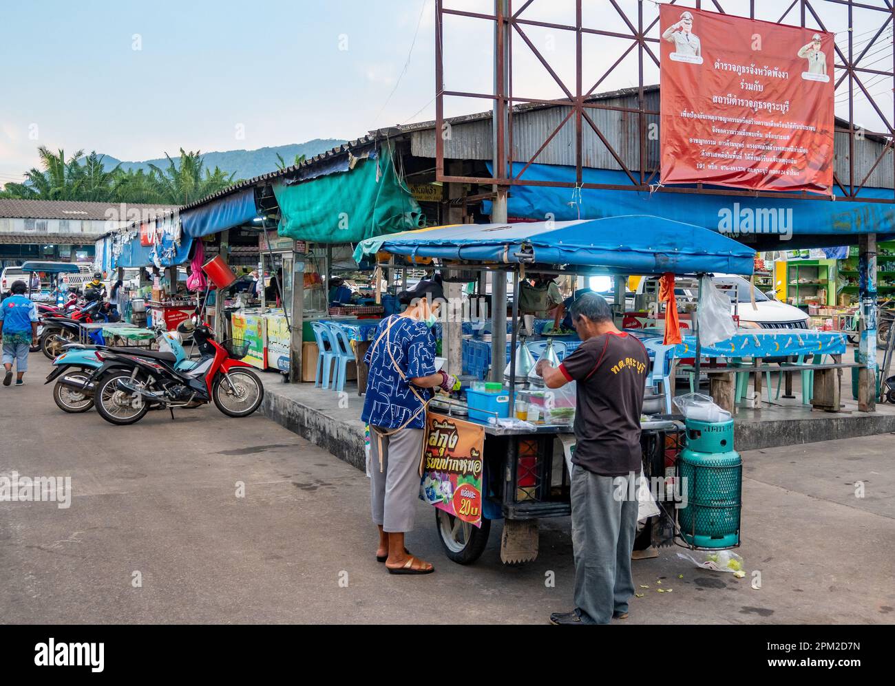 Cibo di strada in un mercato locale. Phukat, Thailandia. Foto Stock