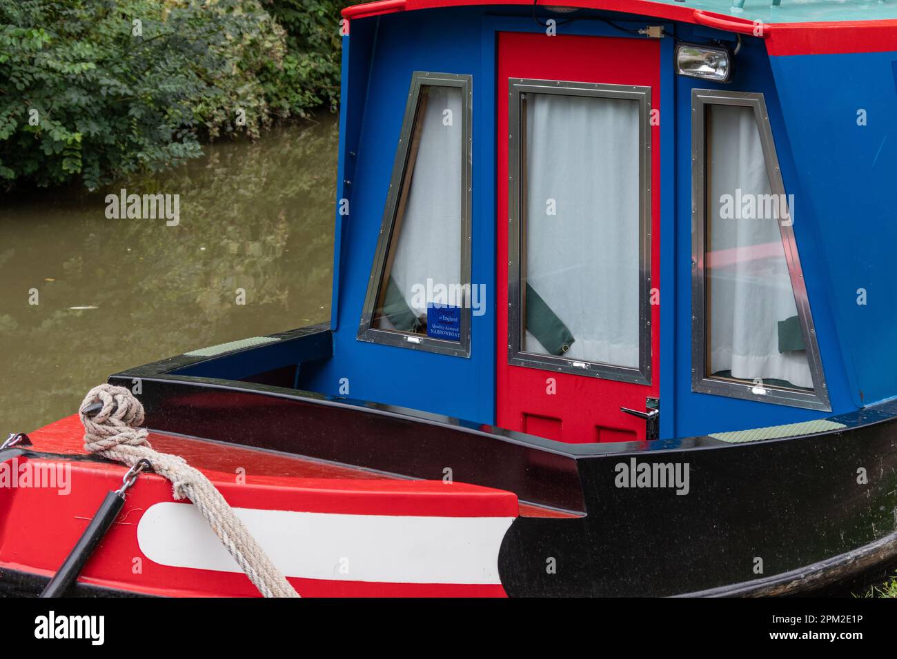 Primo piano di una nave da crociera dipinta nei colori patriottici del bianco e del blu, sul canale Grand Union, Stoke Bruerne, Northamptonshire, Regno Unito Foto Stock