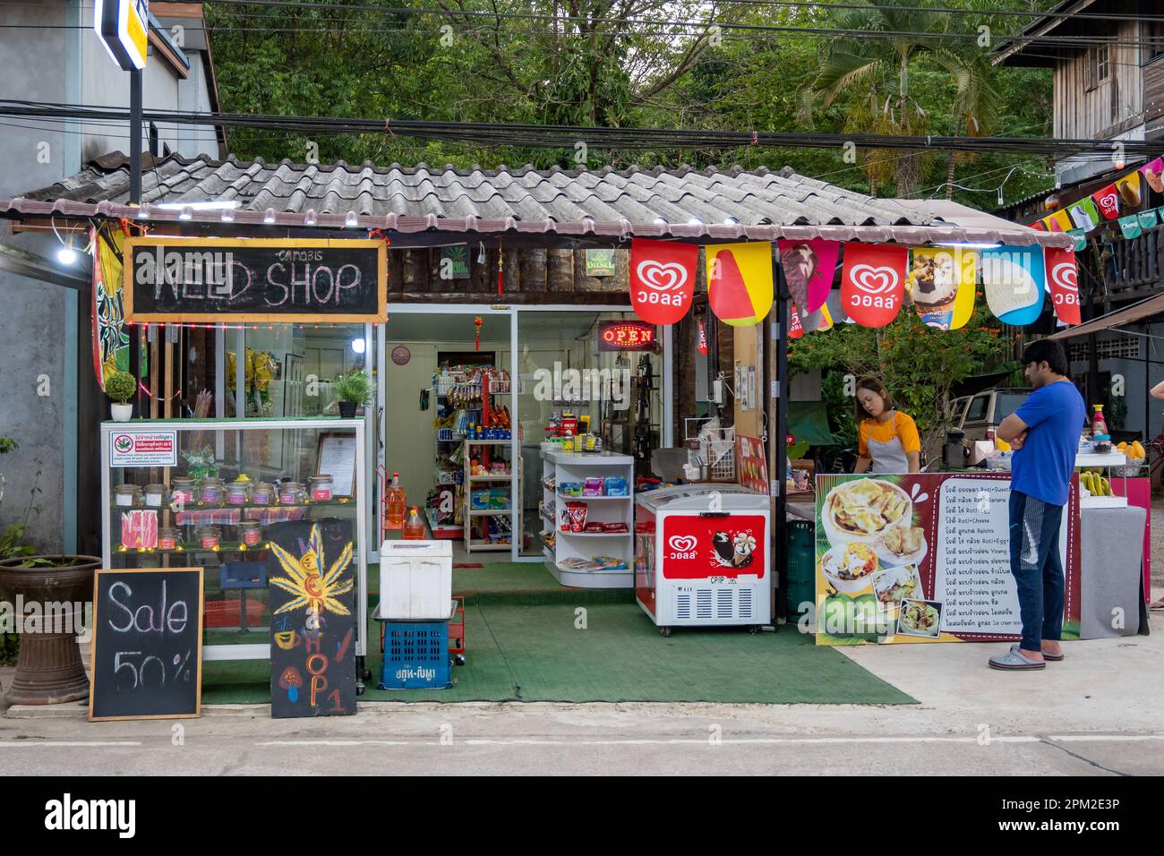 Un negozio di erbacce sul lato della strada. Khao Sok, Surat Thani, Thailandia. Foto Stock