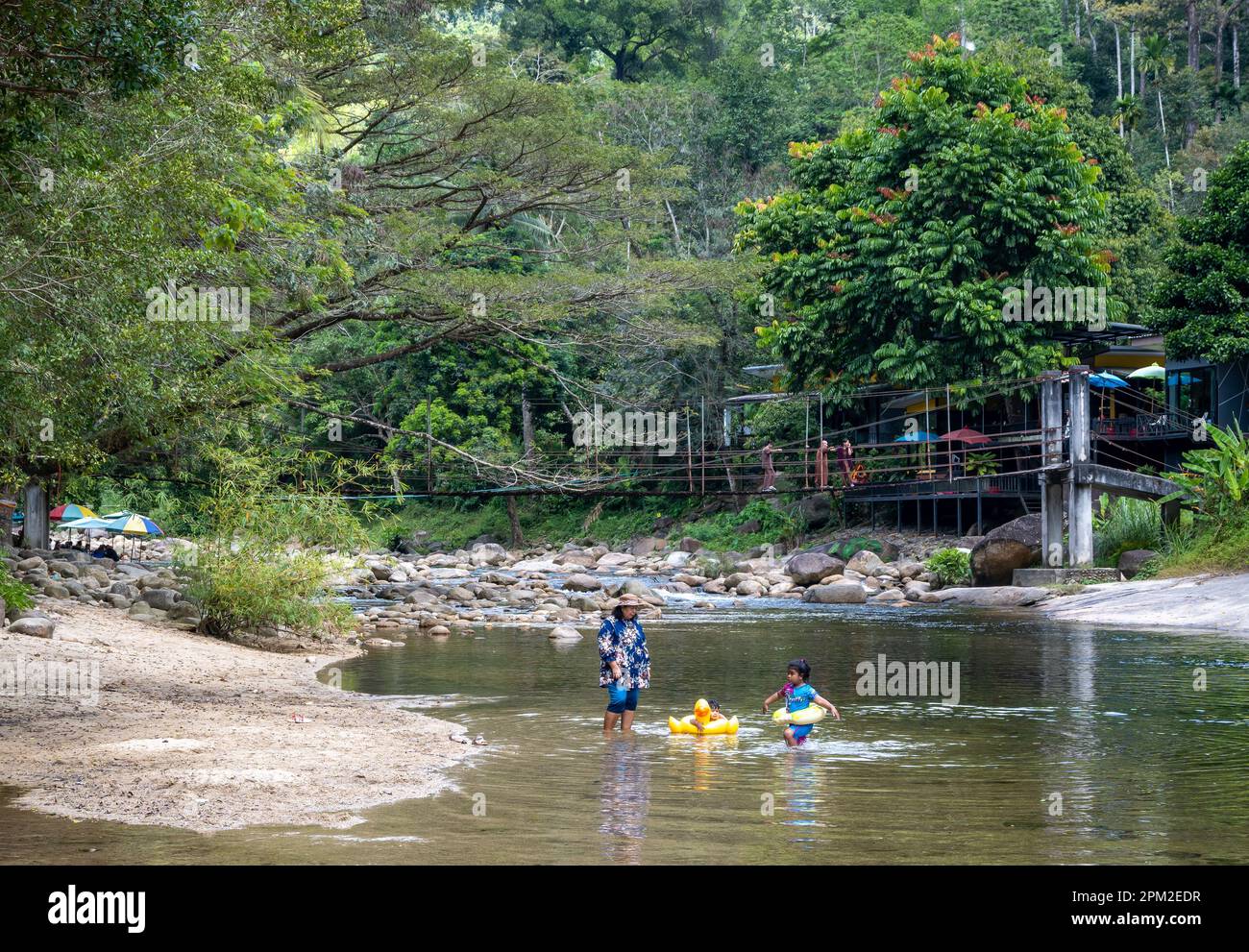 I bambini giocano nell'acqua del fiume Tha di. KAM Lon, Thailandia. Foto Stock