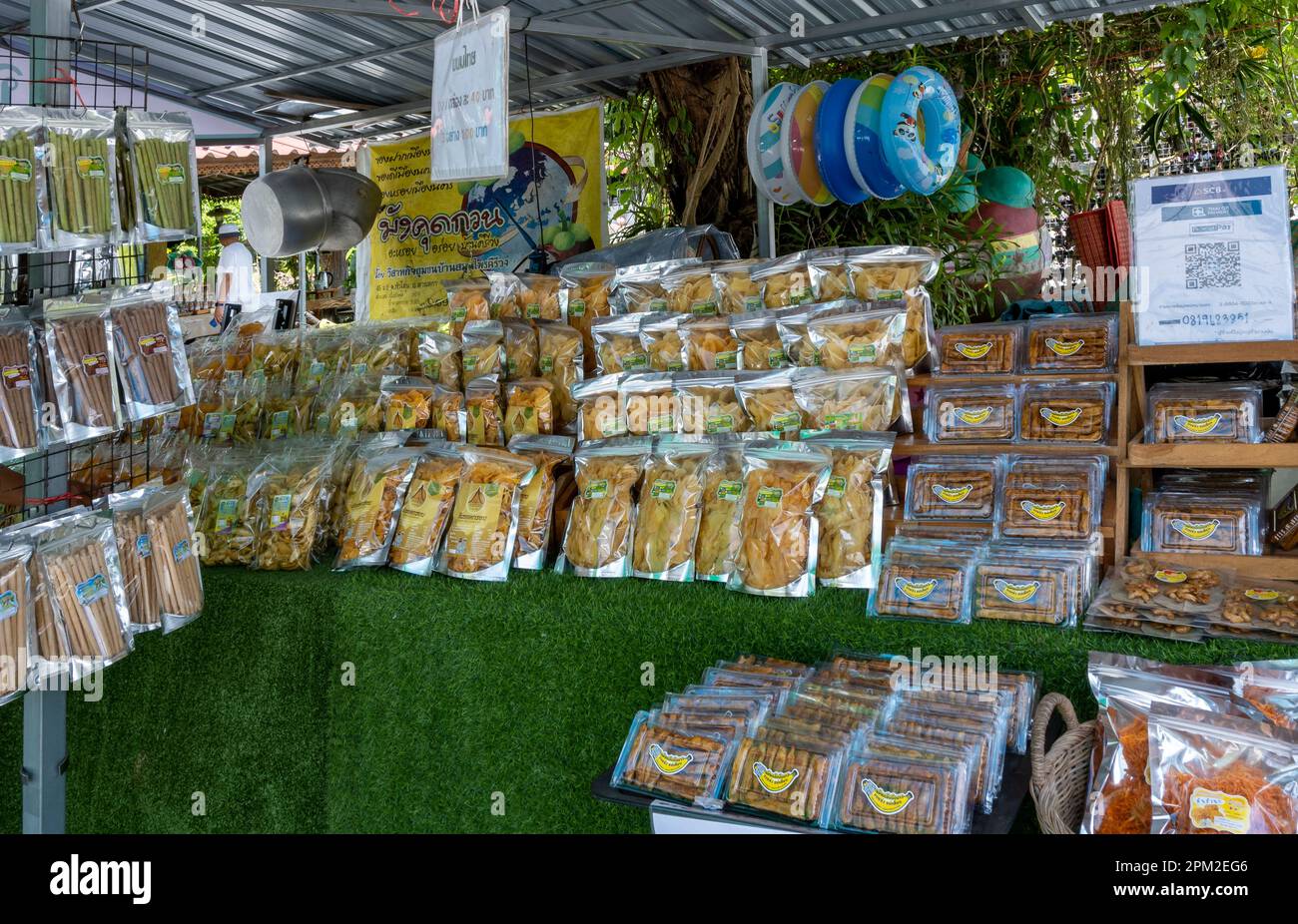 Frutta secca e altri spuntini in un negozio sulla strada. KAM Lon, Thailandia. Foto Stock