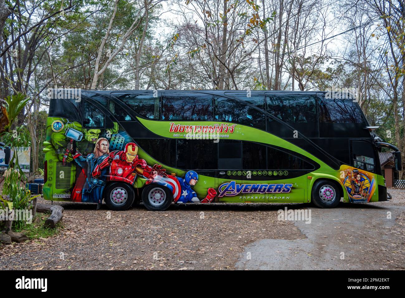 Autobus che trasportano turisti per visitare Sakaerat Environmental Research Station, Udom SAP, Thailandia. Foto Stock