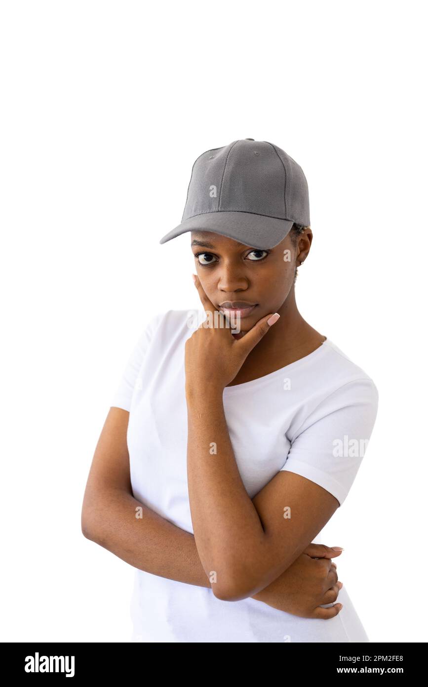 Donna afroamericana che indossa una t-shirt bianca e un cappuccio grigio con spazio copia su sfondo bianco Foto Stock