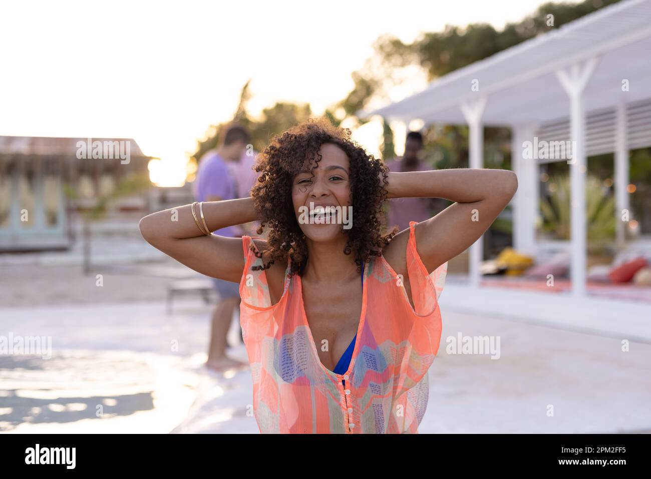 Ritratto di felice afroamericana donna danzante e sorridente in spiaggia, con spazio copia Foto Stock