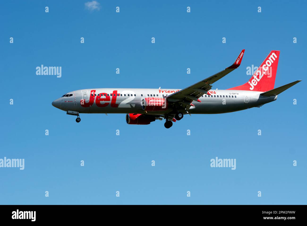 Jet2 Boeing 737-86N atterrando all'aeroporto di Birmingham, Regno Unito (G-DRTW) Foto Stock