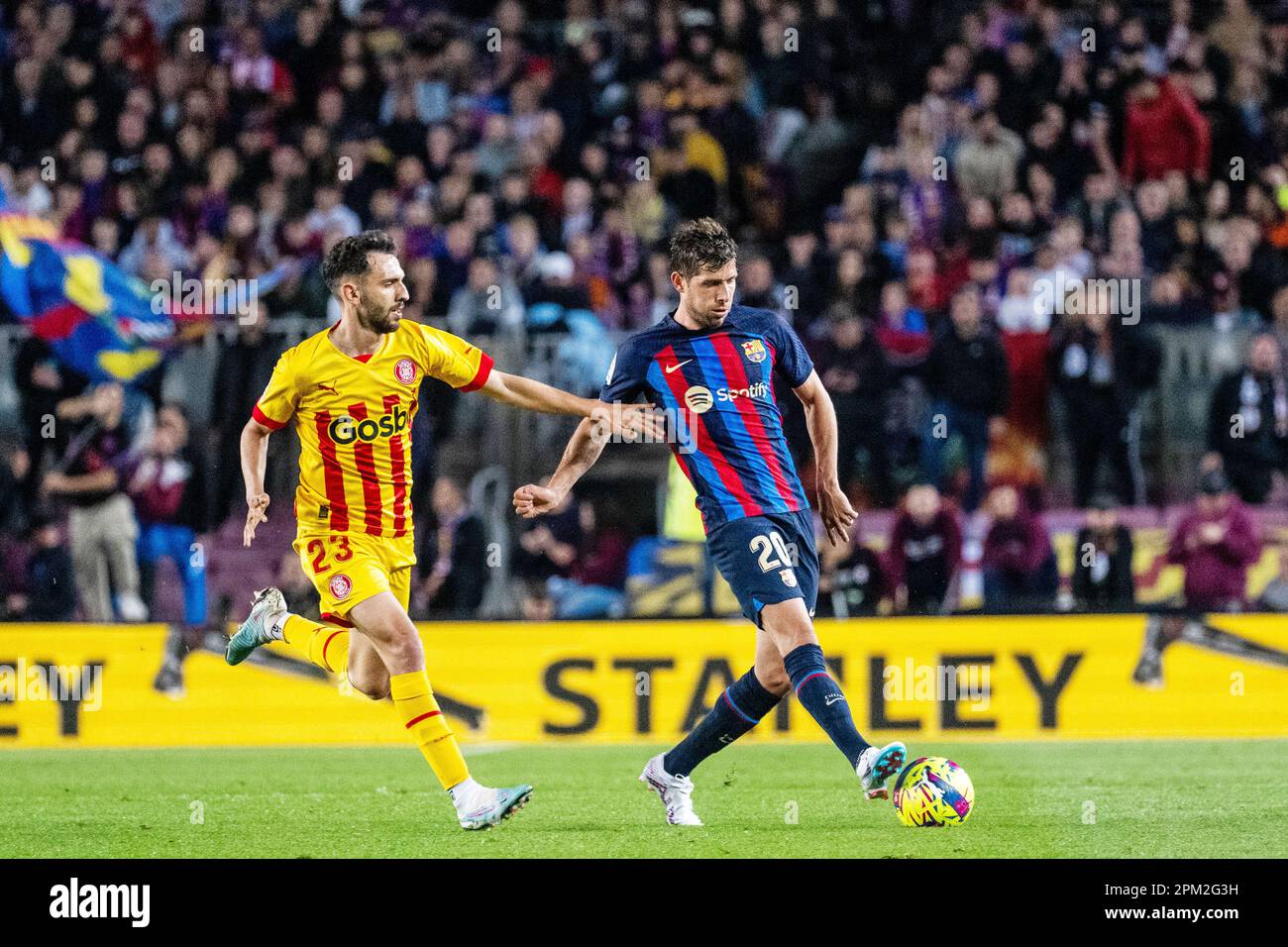 Sergi Roberto del FC Barcelona e Ivan Martin del Girona FC durante il campionato spagnolo la Liga calcio match tra FC Barcelona e Girona FC il 10 aprile 2023 allo stadio Spotify Camp Nou di Barcellona, Spagna - Foto: Marc Graupera Aloma/DPPI/LiveMedia Foto Stock