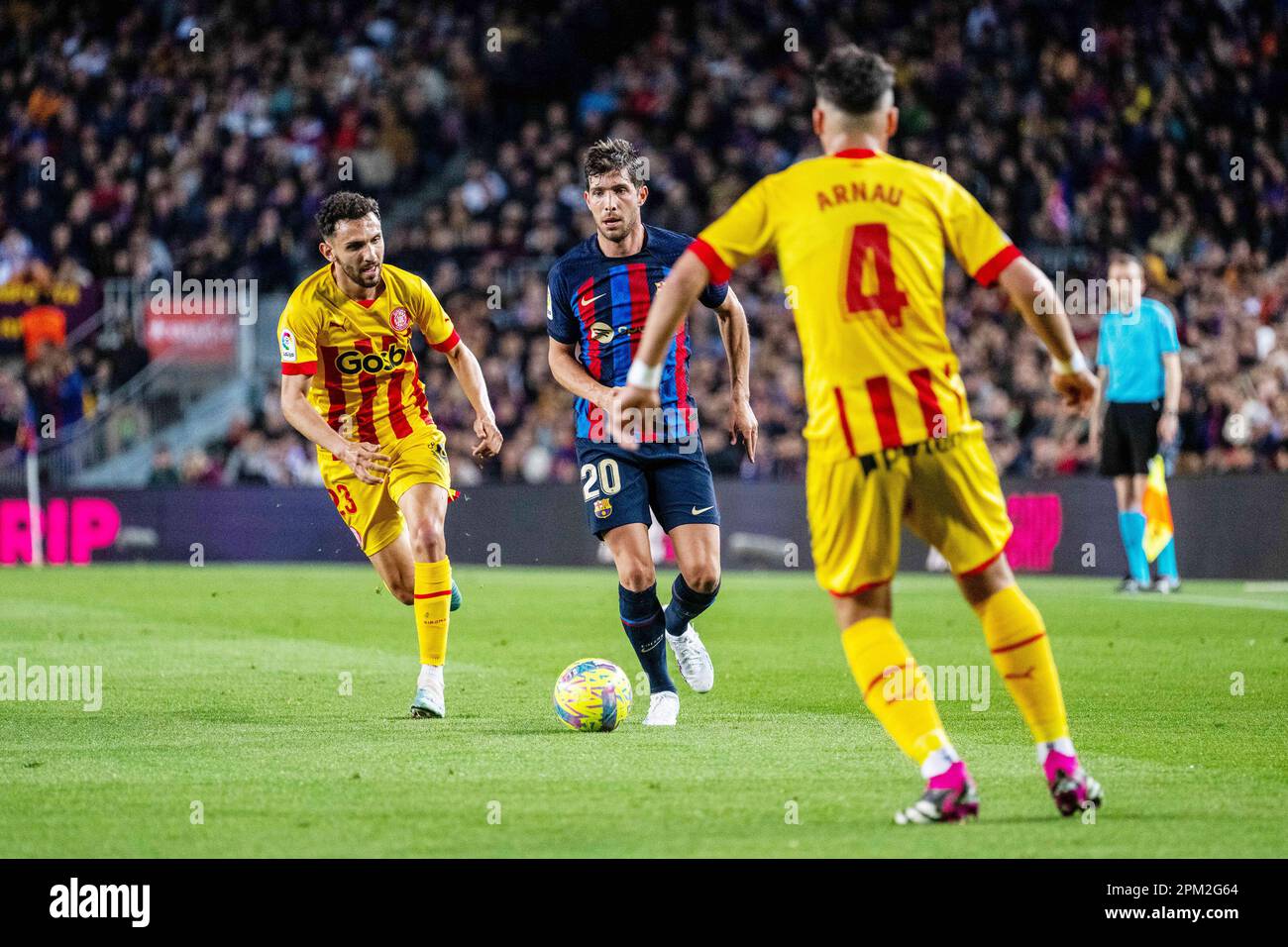 Sergi Roberto del FC Barcelona e Ivan Martin del Girona FC durante il campionato spagnolo la Liga calcio match tra FC Barcelona e Girona FC il 10 aprile 2023 allo stadio Spotify Camp Nou di Barcellona, Spagna - Foto: Marc Graupera Aloma/DPPI/LiveMedia Foto Stock