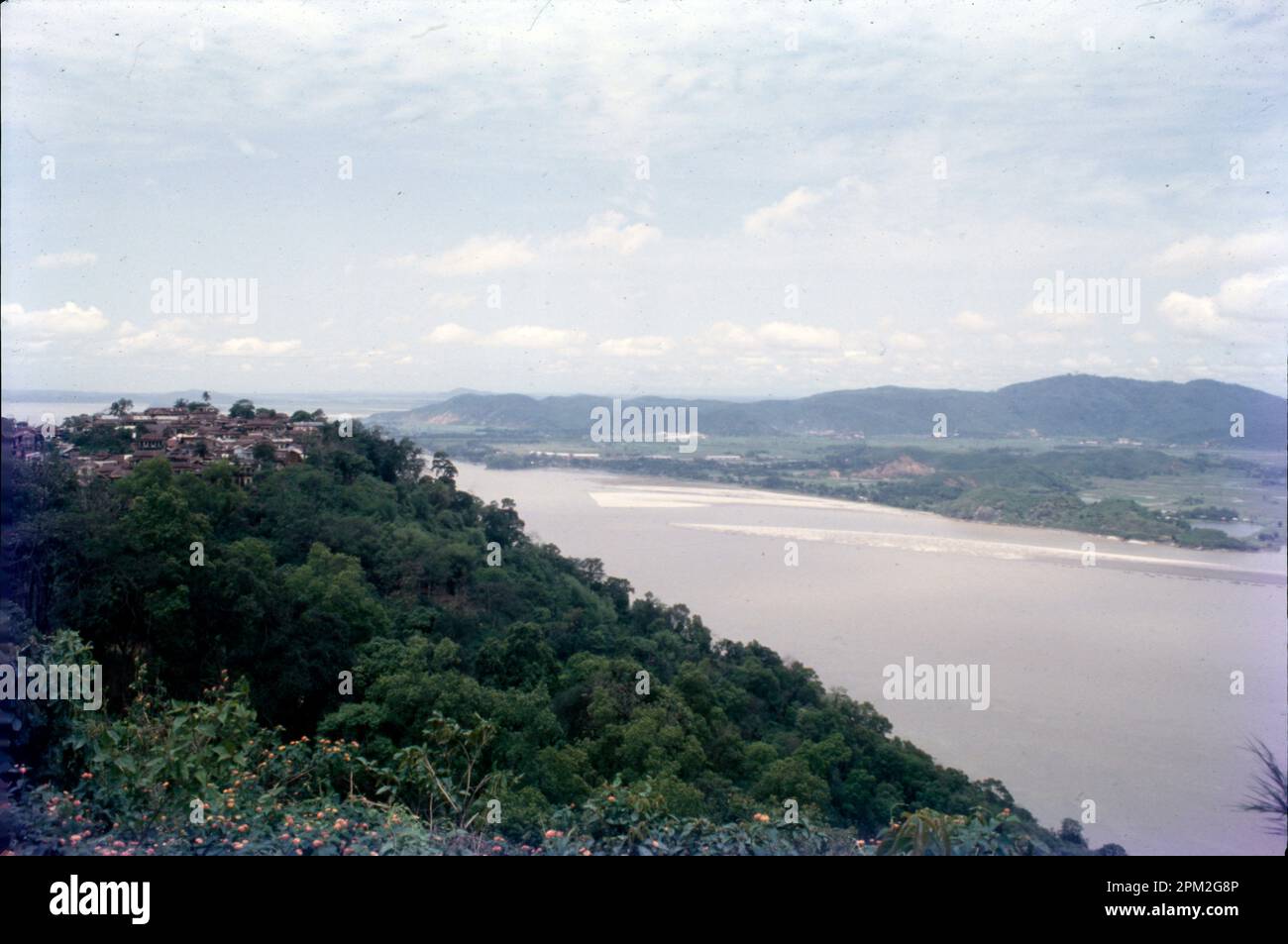 Il Brahmaputra è un fiume che attraversa il Tibet, l'India nordorientale e il Bangladesh. È anche conosciuto come il Tsangpo di Yarlung in tibetano, il fiume Siang/Dihang in Arunachali, Luit e Brahmaputra in Assamese, e il fiume Jamuna in Bangla. Il terreno di questa regione è naturalmente ricco di ferro, portando il colore rosso al fiume con un'alta concentrazione di sedimenti di suolo rossi e gialli. Foto Stock