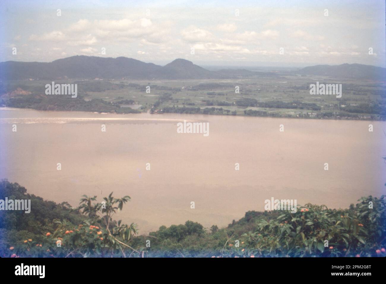 Il Brahmaputra è un fiume che attraversa il Tibet, l'India nordorientale e il Bangladesh. È anche conosciuto come il Tsangpo di Yarlung in tibetano, il fiume Siang/Dihang in Arunachali, Luit e Brahmaputra in Assamese, e il fiume Jamuna in Bangla. Il terreno di questa regione è naturalmente ricco di ferro, portando il colore rosso al fiume con un'alta concentrazione di sedimenti di suolo rossi e gialli. Foto Stock