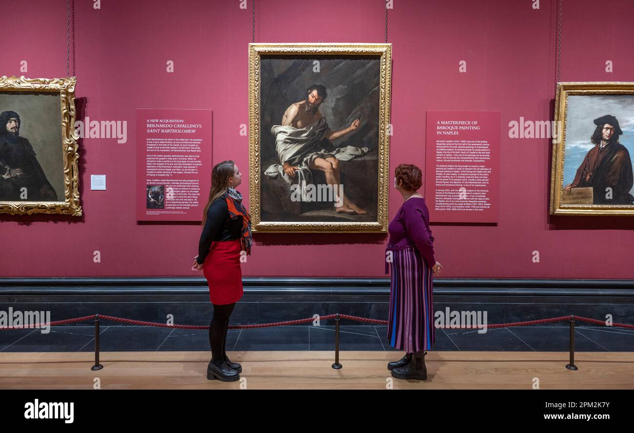 The National Gallery, Londra, Regno Unito. 11 aprile 2023. Il recentemente acquisito San Bartolomeo, opera del 1640-45 di Bernardo Cavallino (1616-1656?) È esposto accanto ad altri capolavori del barocco italiano nella Sala 32 della Galleria Nazionale di martedì 11 aprile 2023. Cavallino probabilmente morì durante la peste che devastò Napoli nel 1656. Credit: Malcolm Park/Alamy Live News Foto Stock