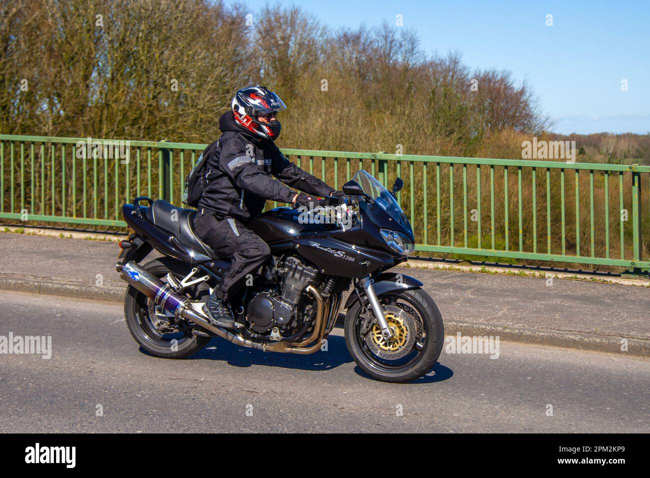 2001 Suzuki GSF 1200 SK1 Inline Four Black Motorcycle Sports benzina 1157 cc; attraversando il ponte autostradale M61 a Greater Manchester Foto Stock