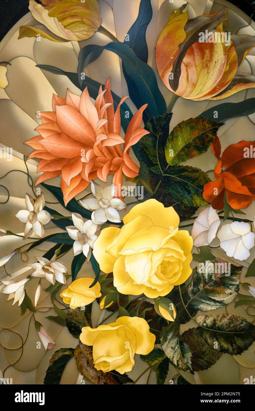 Firenze. Italia. Museo dell'Opificio delle pietre dure. Vassoio con fiori, 1874. Vassoio con fiori, 1874. Foto Stock