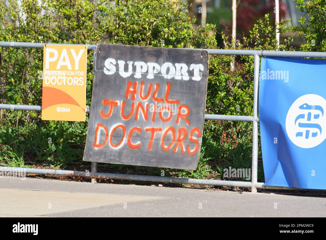 Hull Royal Infirmary, e Yorkshire. 11th aprile 2023. I medici junior in Inghilterra hanno cominciato uno sciopero di quattro giorni in una disputa con il governo sopra la paga. Il Segretario della Salute, Steve Barclay MP, dice che le richieste del BMA, l'Unione che rappresenta i medici, è irrealistico e stanno ostacolando i negoziati. I medici dicono che il calo della retribuzione sta causando una crisi di mantenimento e reclutamento, e che gli aumenti salariali negli ultimi 15yrs sono stati al di sotto dell'inflazione causando un deficit del 26% in termini reali. Credit: Bridget Catterall/Alamy Live News Foto Stock