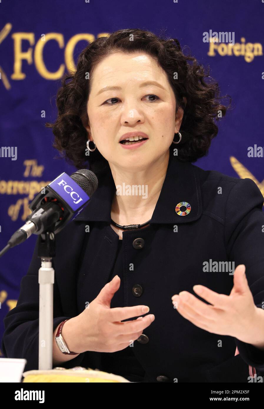 11 aprile 2023, Tokyo, Giappone - Tomoko Yoshino, capo della Confederazione sindacale giapponese (Rengo), parla al Foreign Corinterpelled' Club of Japan di Tokyo martedì 11 aprile 2023. Yoshino ha richiamato più aumenti salariali per le piccole e medie imprese. (Foto di Yoshio Tsunoda/AFLO) Foto Stock