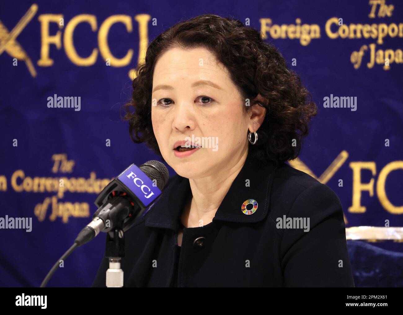 11 aprile 2023, Tokyo, Giappone - Tomoko Yoshino, capo della Confederazione sindacale giapponese (Rengo), parla al Foreign Corinterpelled' Club of Japan di Tokyo martedì 11 aprile 2023. Yoshino ha richiamato più aumenti salariali per le piccole e medie imprese. (Foto di Yoshio Tsunoda/AFLO) Foto Stock