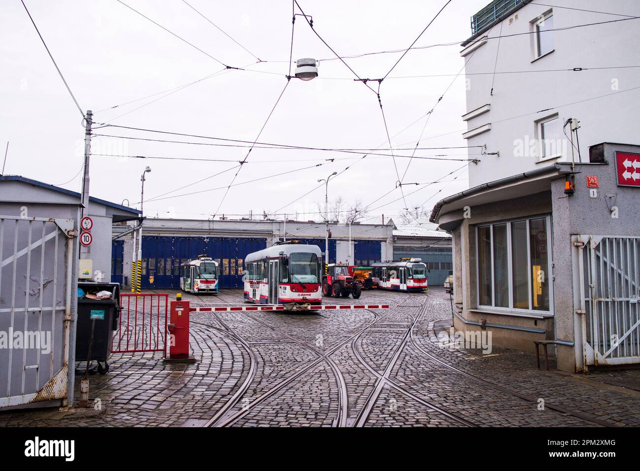 Un moderno deposito di tram che si sposta sulla strada a Olomouc, Repubblica Ceca Foto Stock