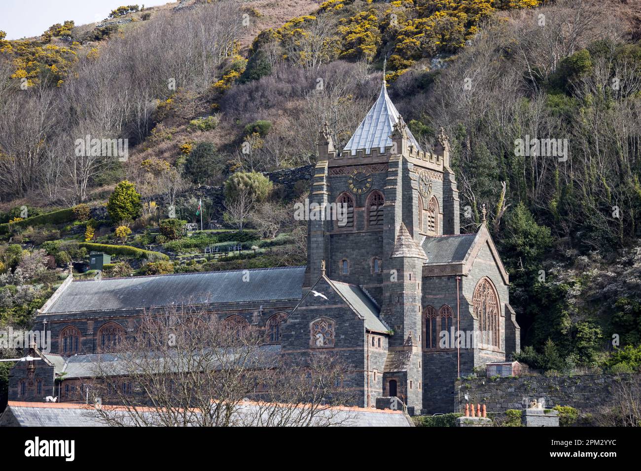 BARMOUTH, GWYNEDD UK - APRILE 09 : Vista della Chiesa di San Giovanni a Barmouth, Gwynedd il 09 Aprile 2023 Foto Stock