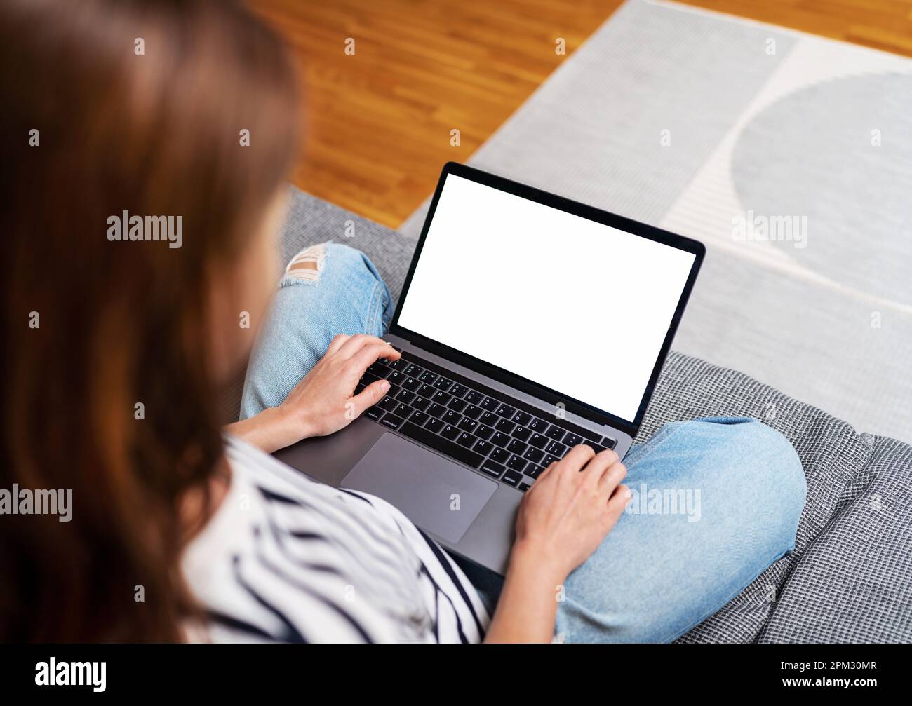 Notebook con schermo vuoto sul giro delle donne. Foto Stock