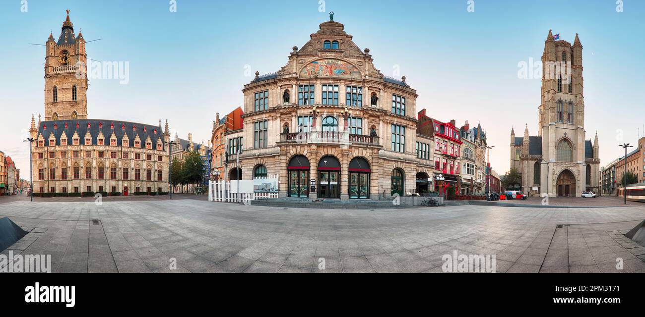 Gand, Belgio panorama di Sint - Piazza Baafsplein: Cattedrale di San Bavo (Sint-Baafskathedraal) e Sint - Baafsplein e Belfry. Foto Stock