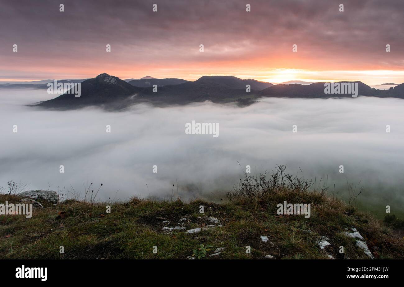 Panorama della montagna d'autunno sulle nuvole con il sole Foto Stock