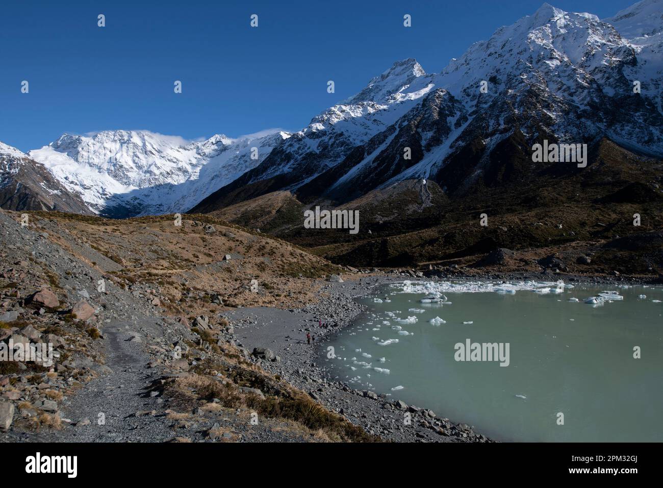 Lago Hooker formato dalla fusione del ghiacciaio Hooker con il ghiaccio, Hooker Valley Walk, Aoraki / Mount Cook National Park, Alpi meridionali, Canterbury, Sout Foto Stock