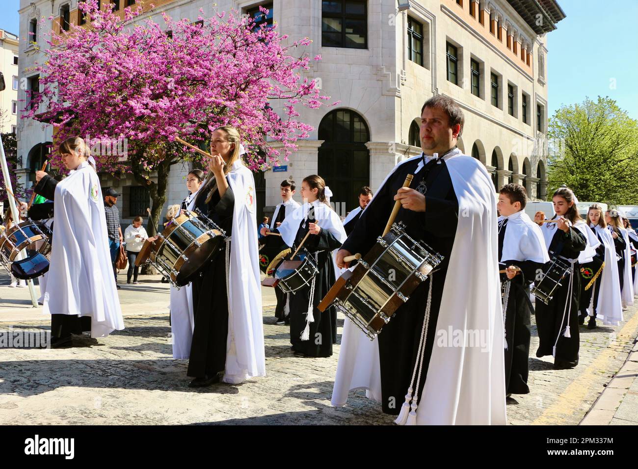 I batteristi della fraternità Los Dolores nella processione della domenica di Pasqua Santander Cantabria Spagna 2023 Foto Stock