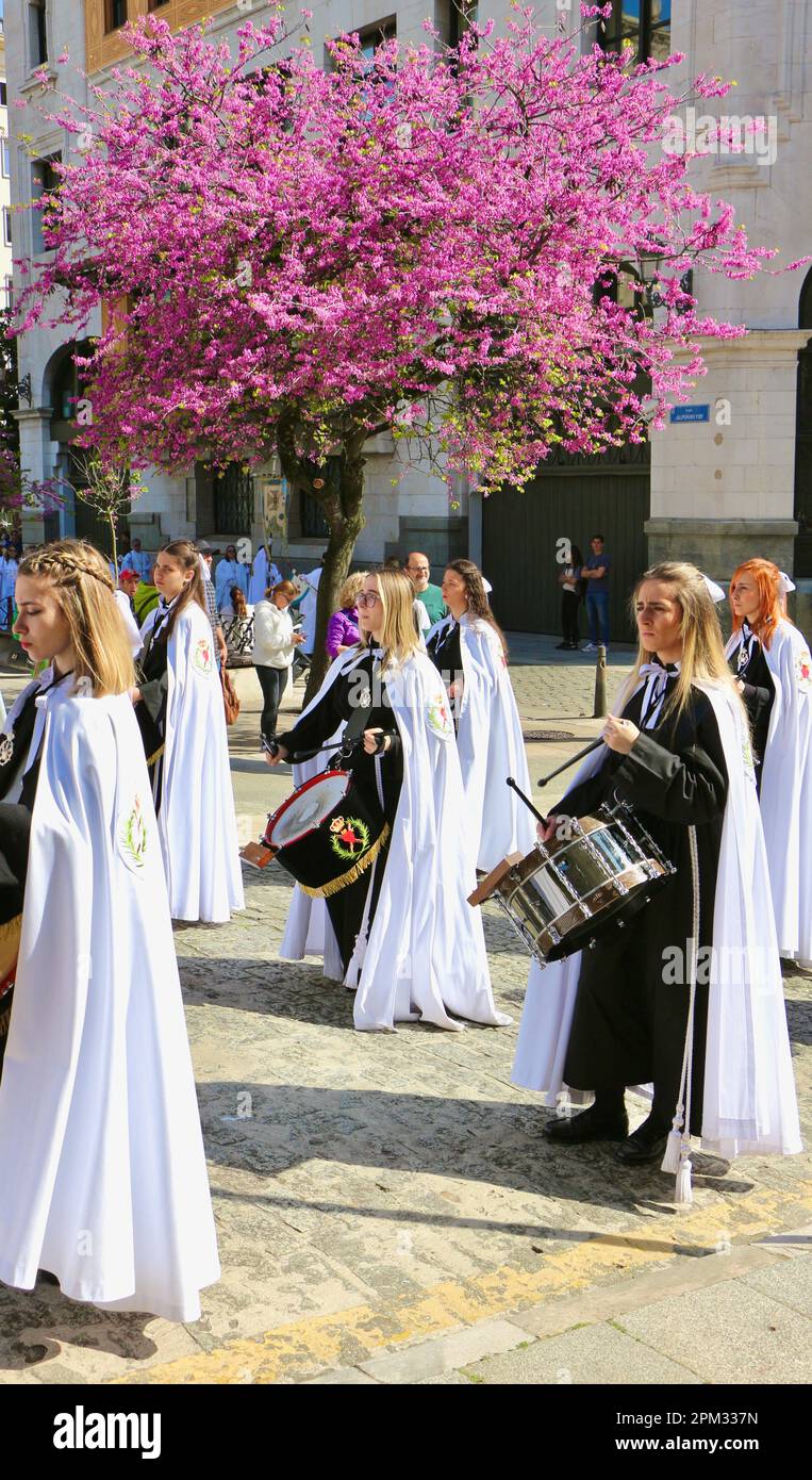 I batteristi della fraternità Los Dolores nella processione della domenica di Pasqua Santander Cantabria Spagna 2023 Foto Stock