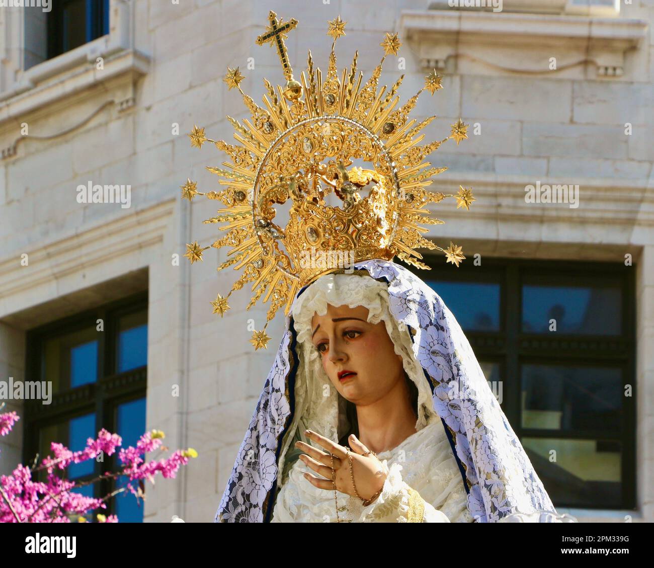 Primo piano Statua di Maria Virgen Inmaculada Gloriosa Procesión del Resucitado Domenica di Pasqua Santander Cantabria Spagna Foto Stock