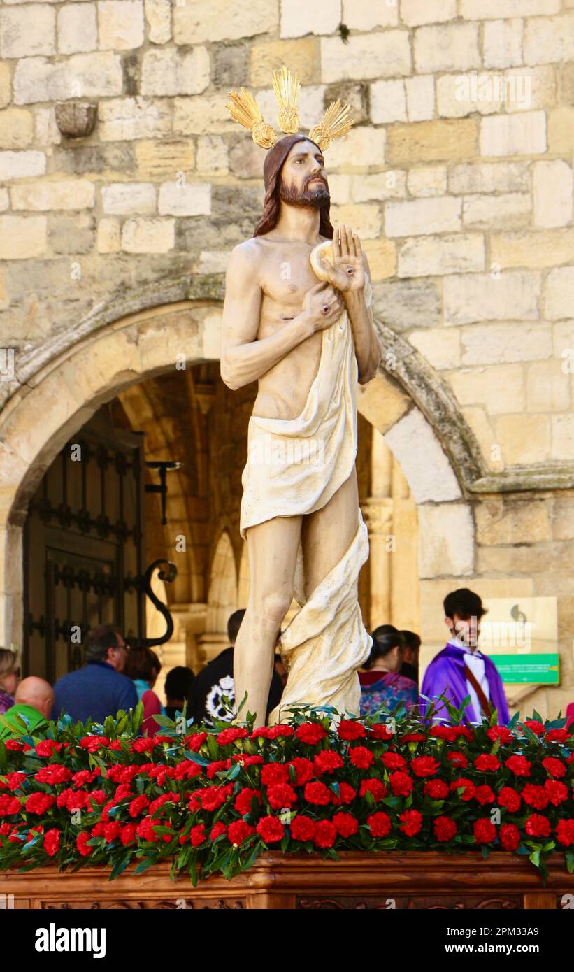 Scultura galleggiante di Gesù Cristo risurrezione Cristo nella processione della Domenica di Pasqua con l'ingresso alla Cattedrale di Santander Cantabria Spagna Foto Stock