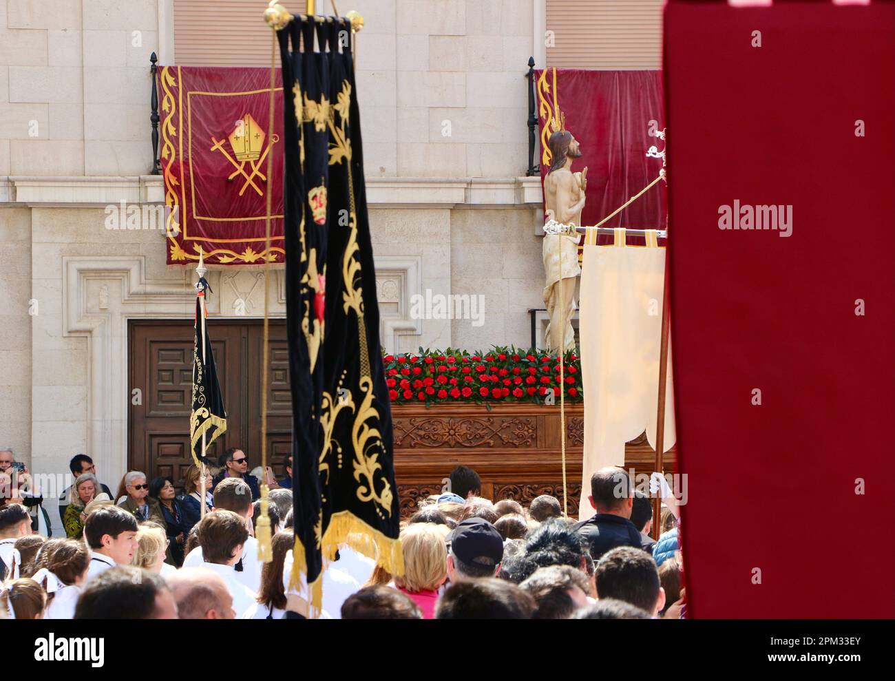 I partecipanti alla processione della domenica di Pasqua con una scultura di Gesù Cristo resuscitarono Plaza Obispo Eguino y Trecu Santander Cantabria Spagna Foto Stock