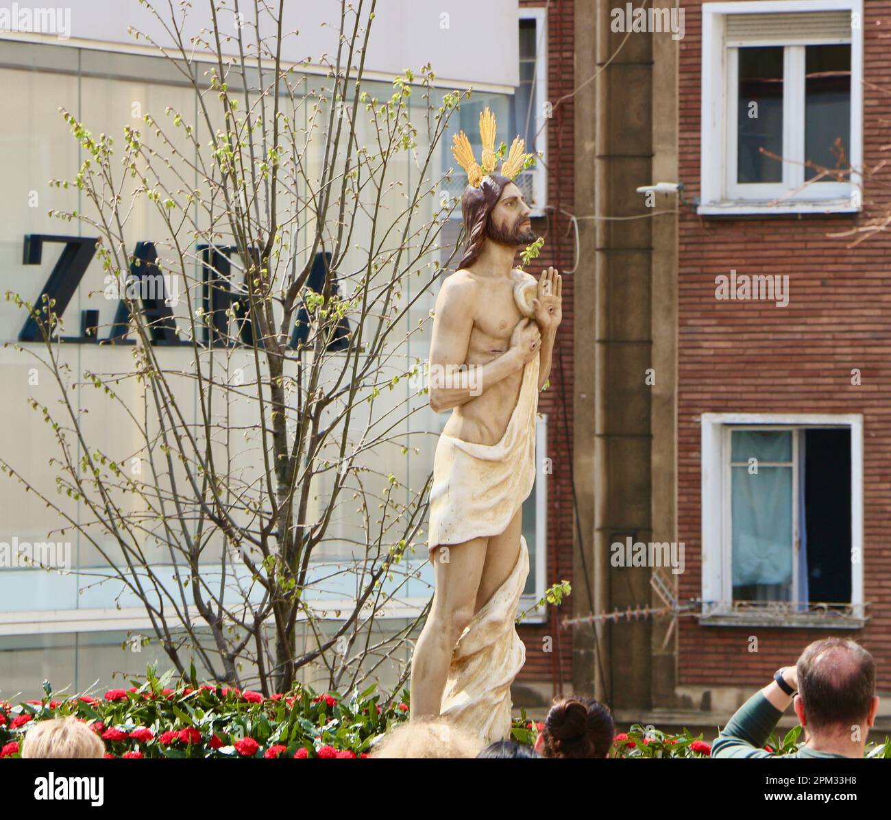 Scultura di Gesù Cristo la risurrezione Cristo Resucitado nella processione della domenica di Pasqua Santander Cantabria Spagna passando un segno Zara negozio Foto Stock