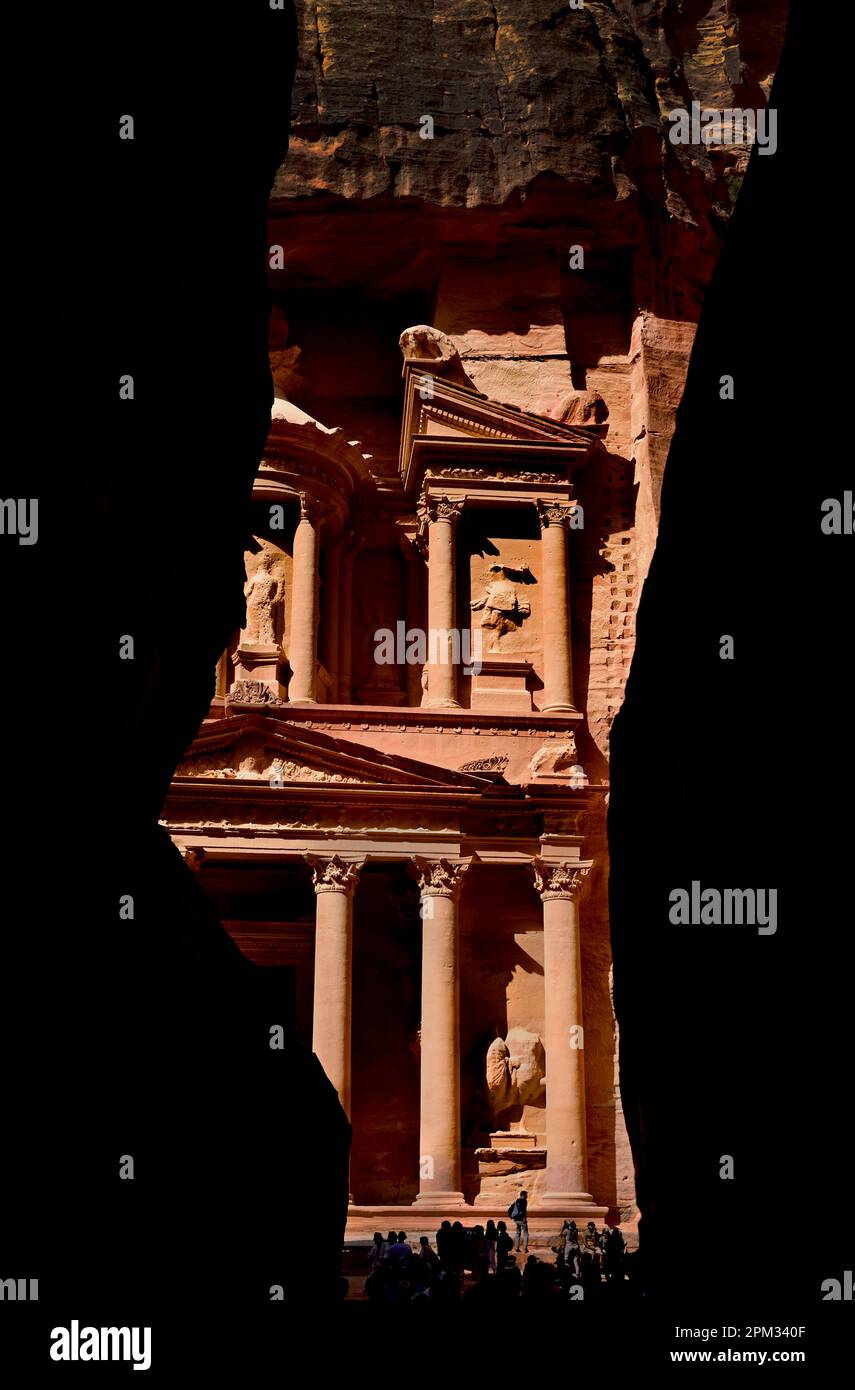 Petra città al-Khazneh Treasury Temple Nabatean regno struttura, facciate in pietra, Mausoleo re Aretas IV 1st C d.C. Giordania scolpito pietra arenaria Foto Stock