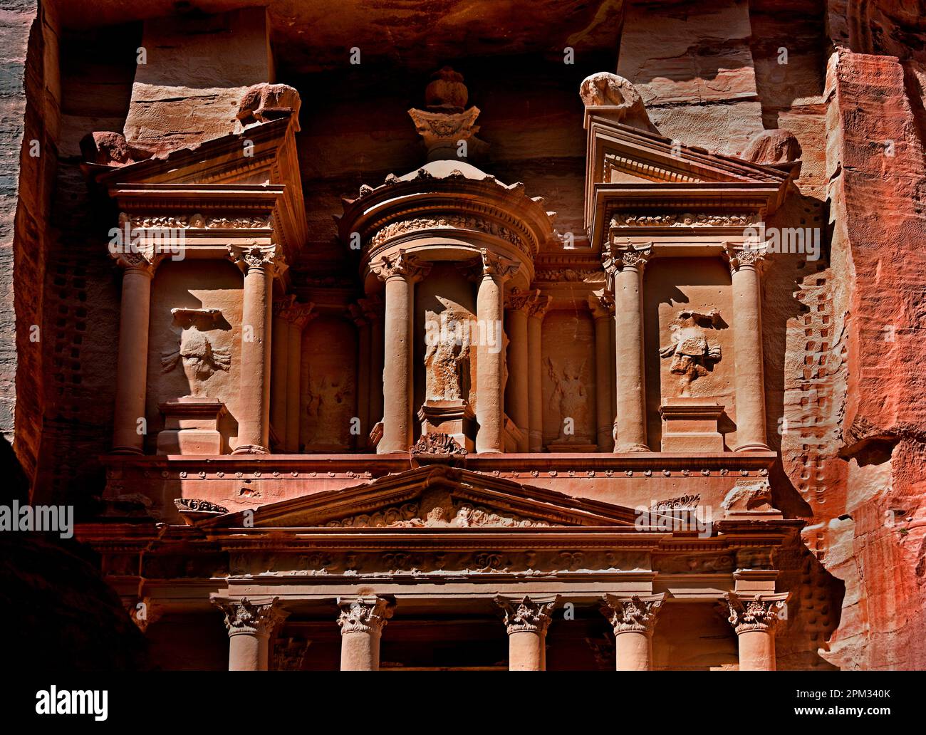 Petra città al-Khazneh Treasury Temple Nabatean regno struttura, facciate in pietra, Mausoleo re Aretas IV 1st C d.C. Giordania scolpito pietra arenaria Foto Stock