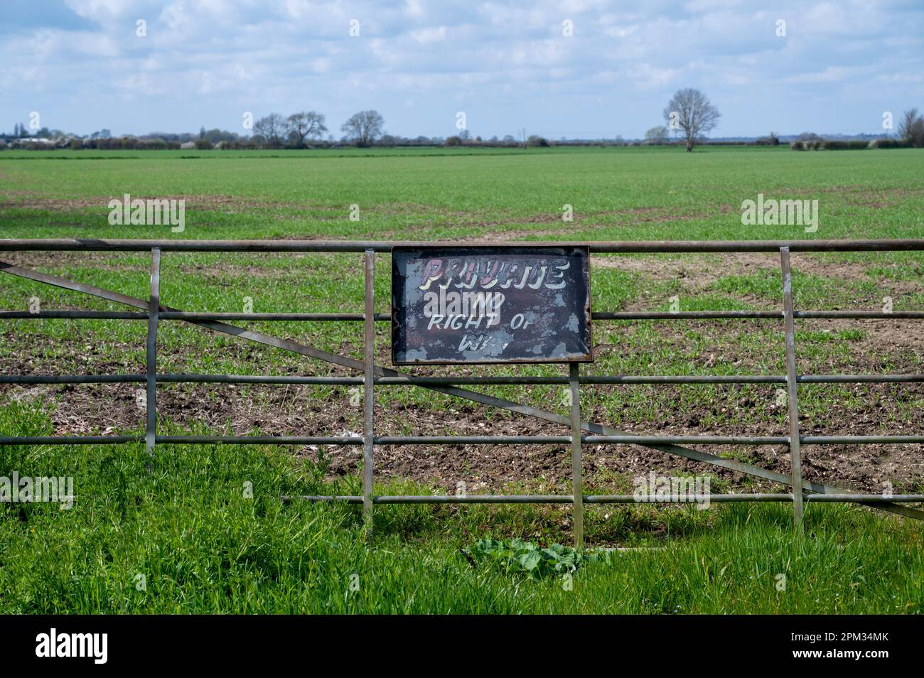 Un cancello chiuso e un cartello privato NO Right of Way all'ingresso di un campo nel Cambridgeshire Fens UK Foto Stock