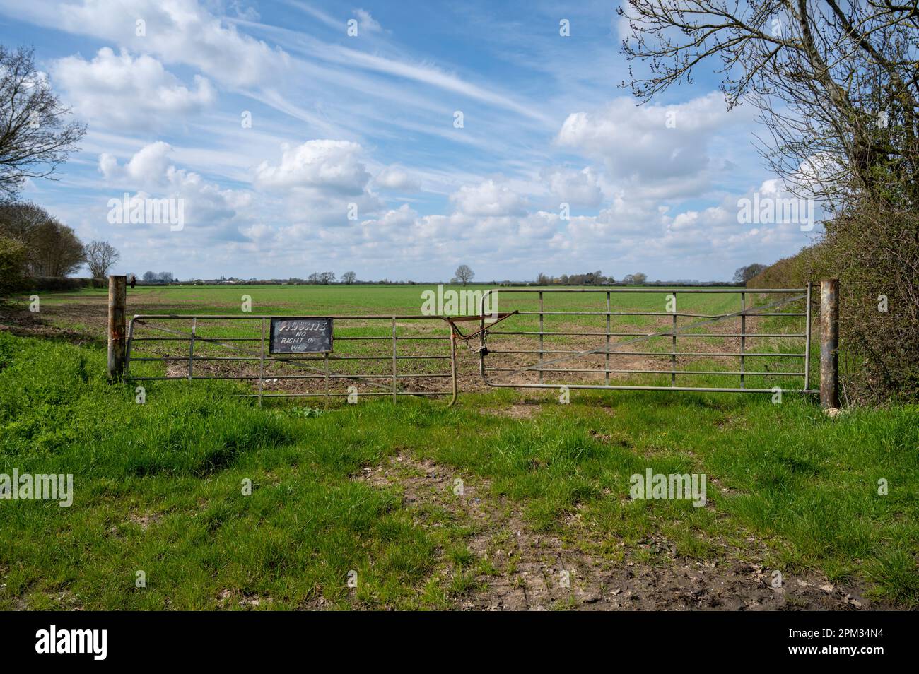 Un cancello chiuso e un cartello privato NO Right of Way all'ingresso di un campo nel Cambridgeshire Fens UK Foto Stock
