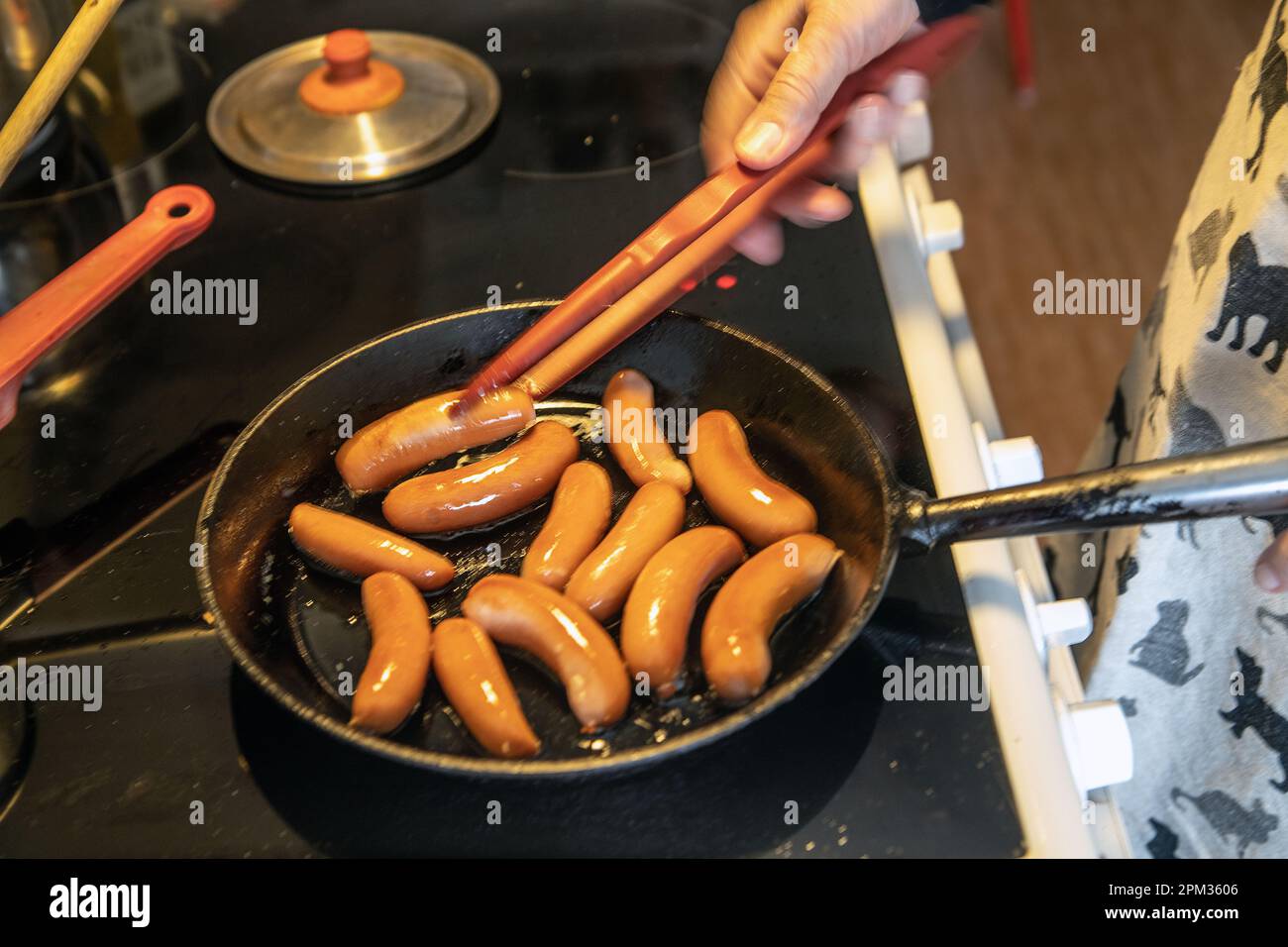 piccole salsicce svedesi in una padella di ottone Foto Stock