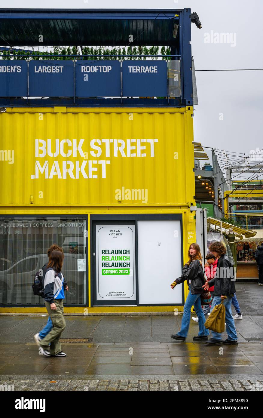 Camden Town, Londra, Regno Unito: Persone che camminano oltre l'ingresso di Buck Street Market su Camden High Street. Parte del mercato di Camden. Foto Stock